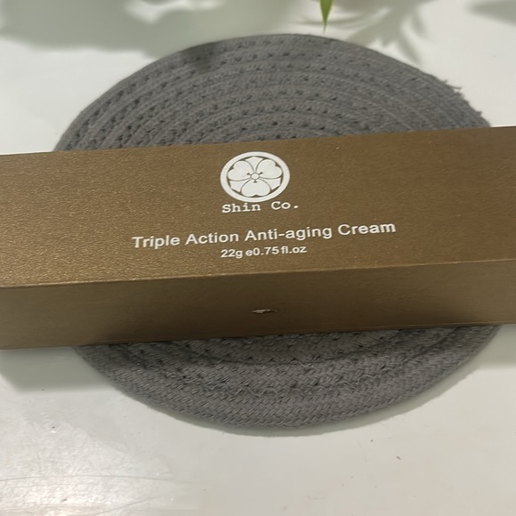 ❤️CLOSET CLOSING SALE-FIRM❤️SHIN CO. TRIPLE ACTION ANTI AGING CREAM❤️ - Picture 3 of 3